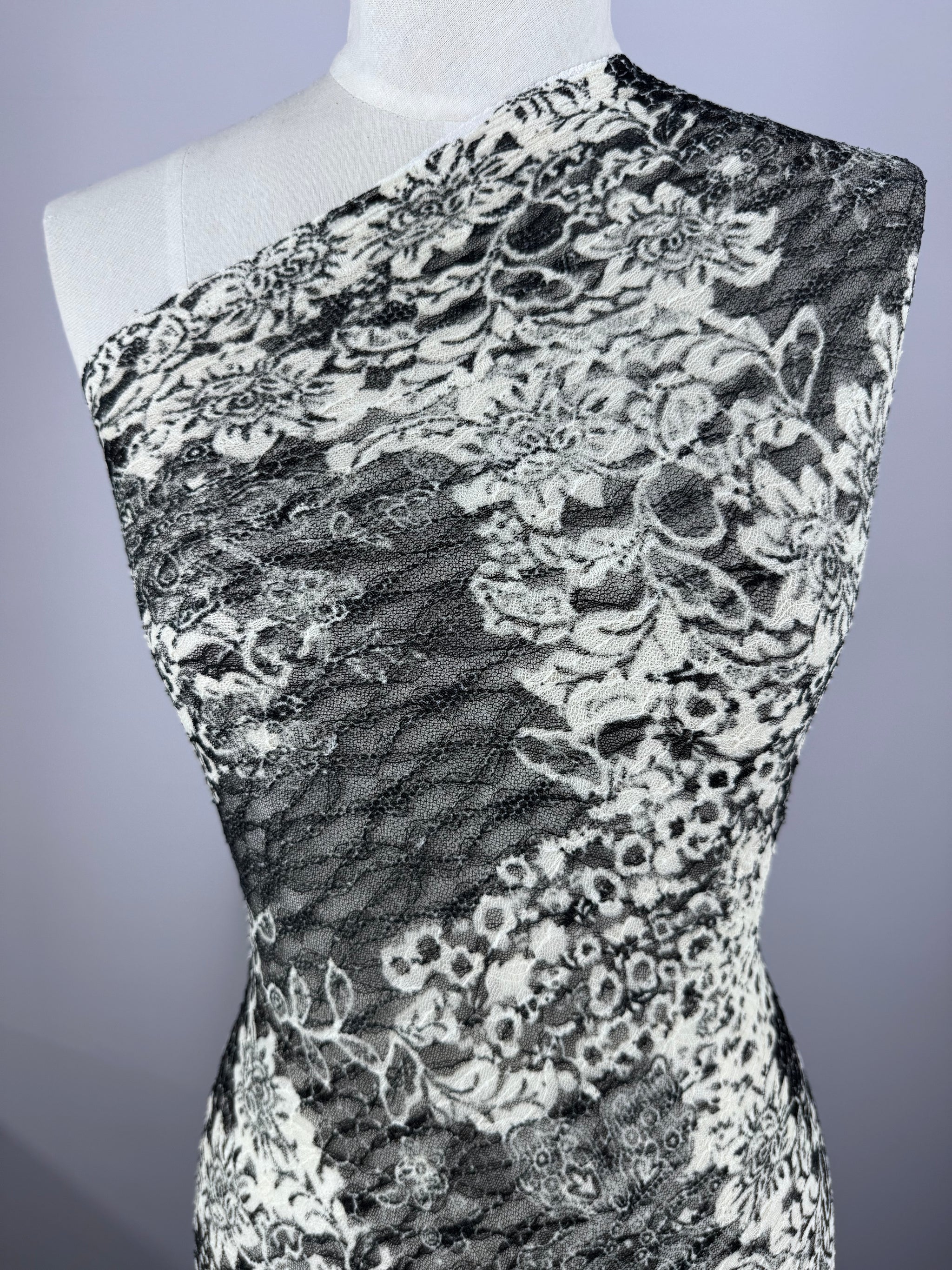 Designer Lace - Noir Garden - 135cm