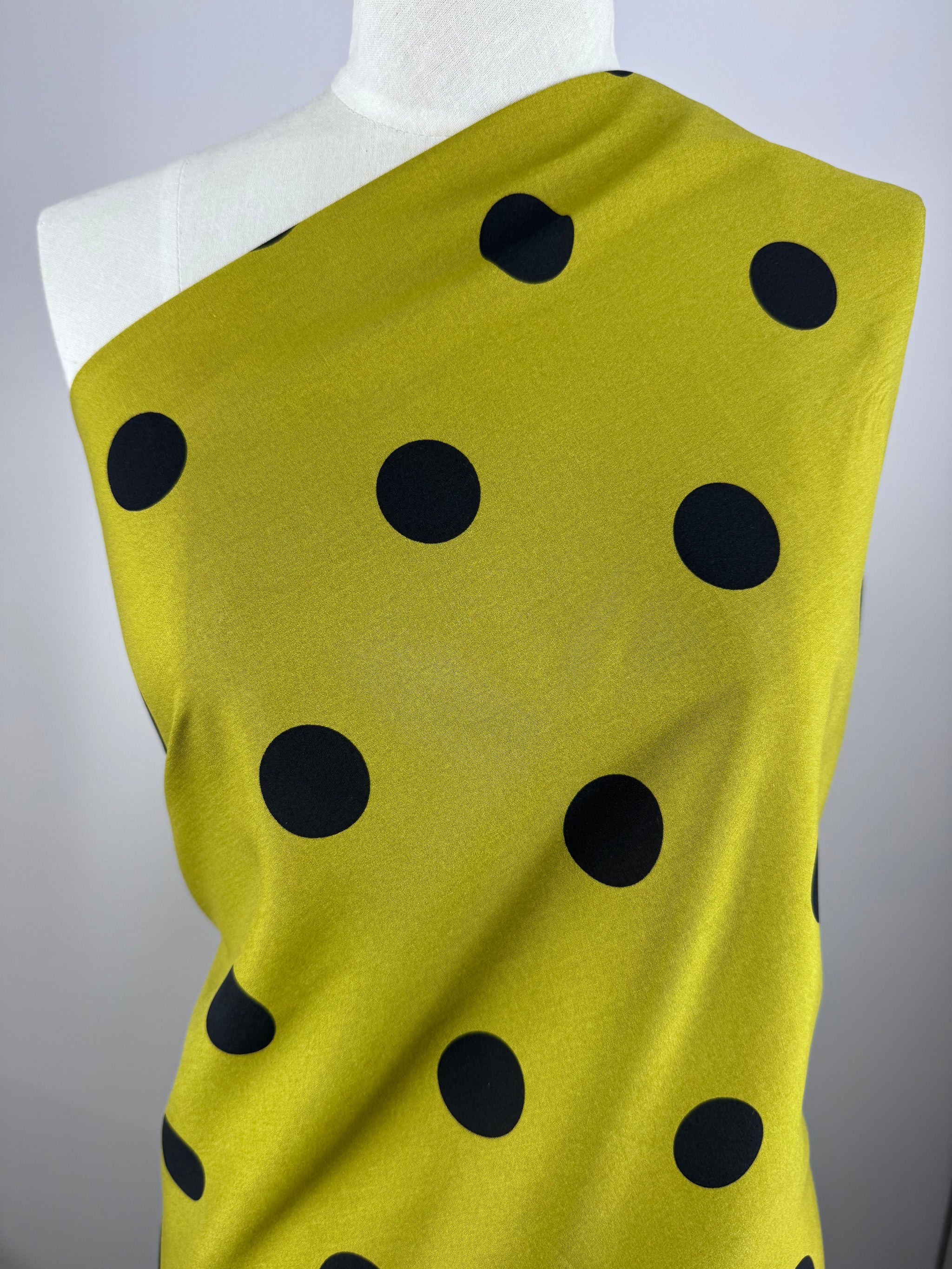 Silkyfall rayon
 - Citron Dots - 145cm